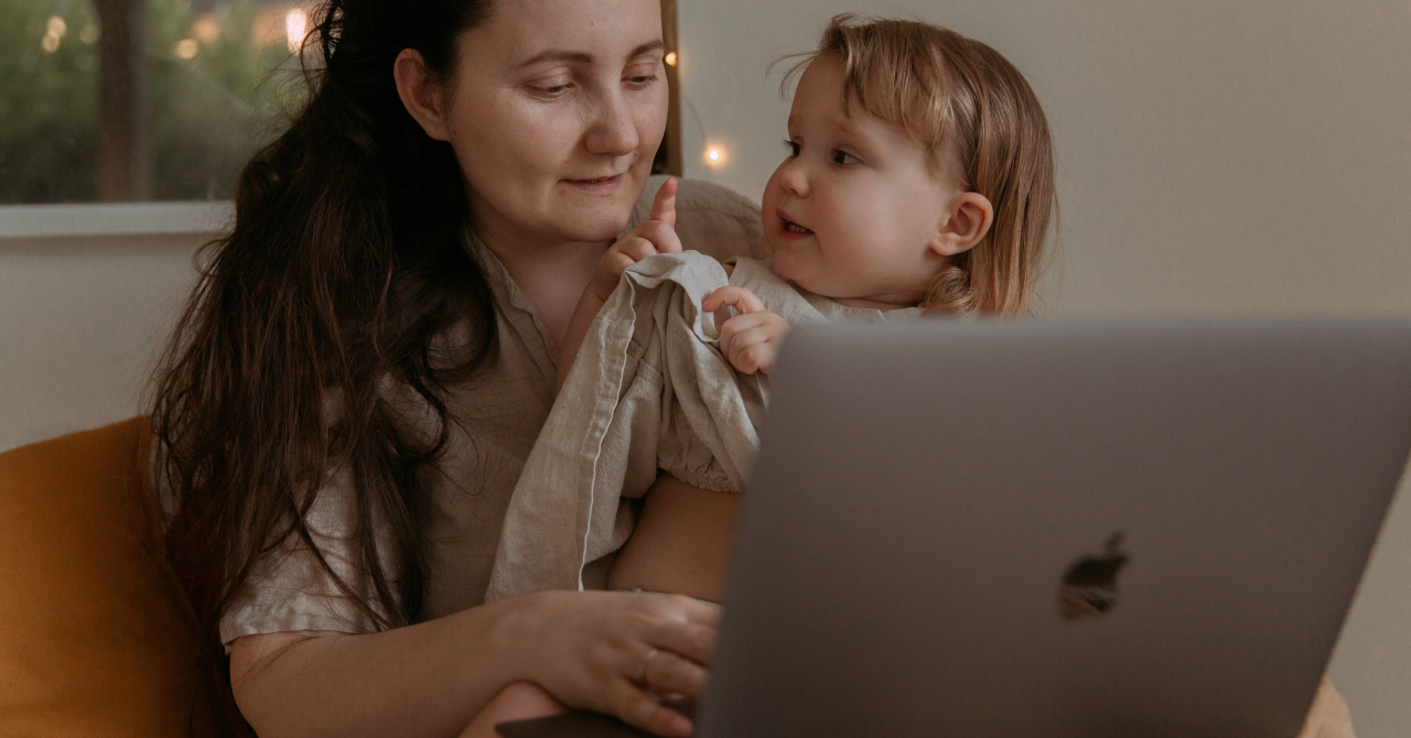 Munca de acasă pentru părinți: o sarcină dificilă pentru jumătate din angajați