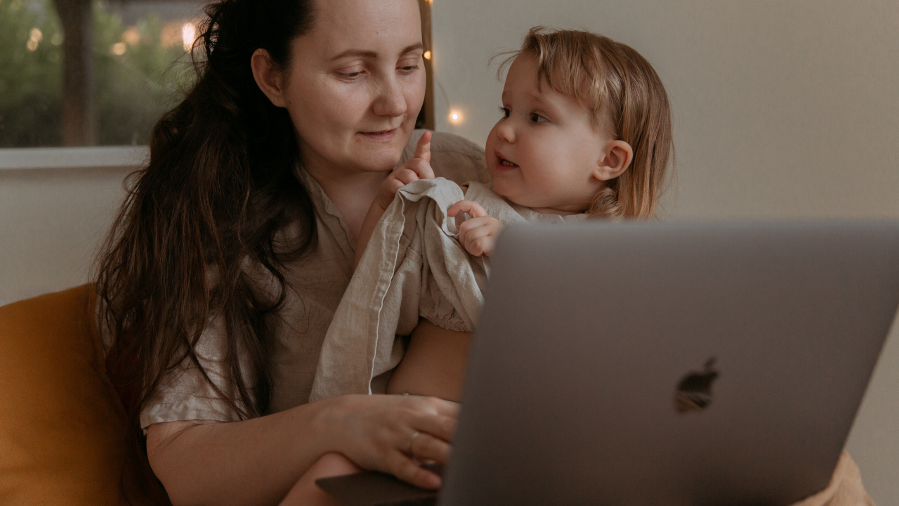 Munca de acasă pentru părinți: o sarcină dificilă pentru jumătate din angajați