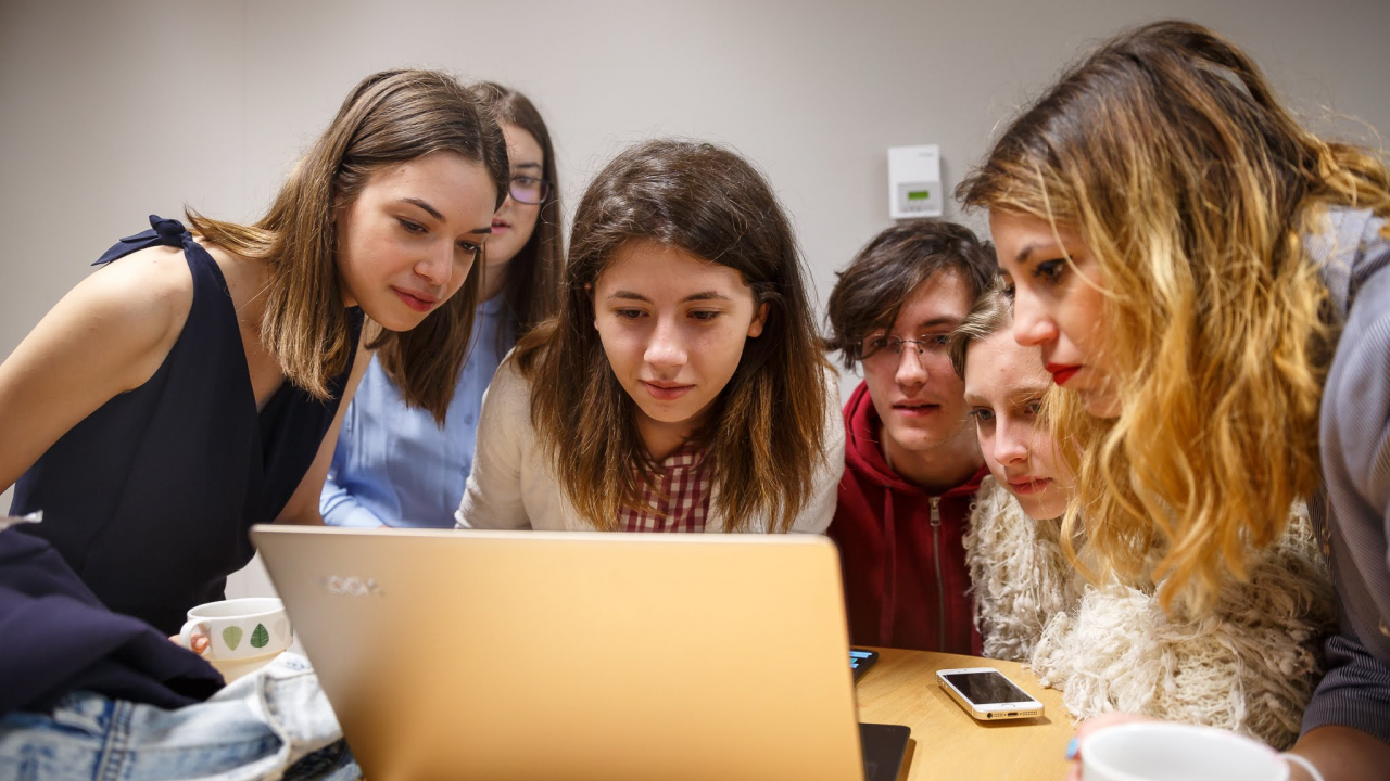 Un ONG din România le învață pe eleve abilități pentru lucrul de acasă