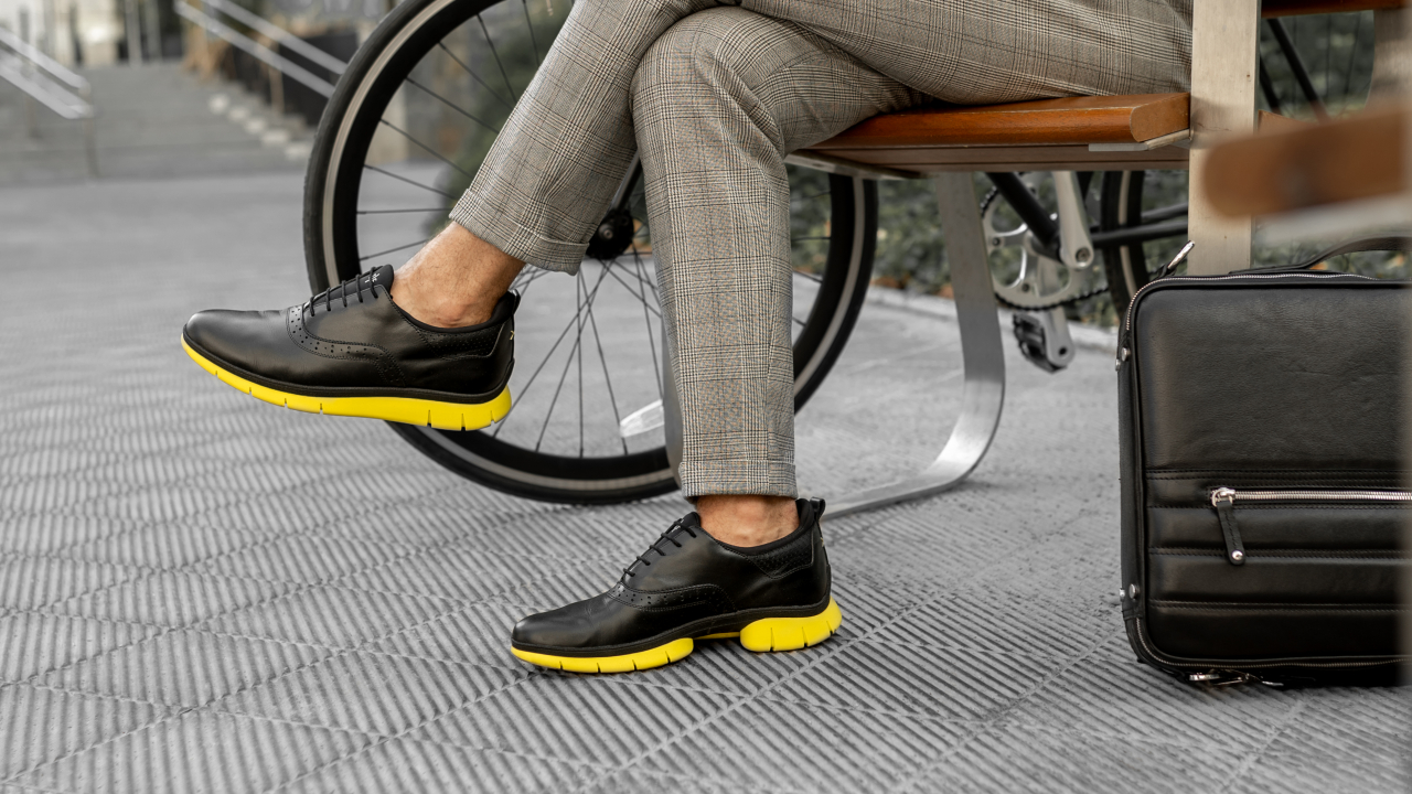 Când ai meci la prânz și nuntă seara. Pantoful românesc te salvează