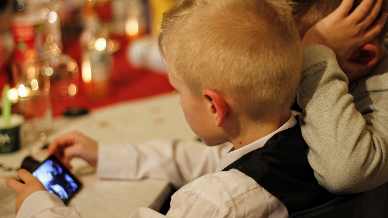 Cât timp petrec copiii pe telefon și calculator