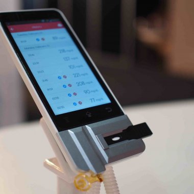 Am descoperit startup-ul care a creat un telefon care îți face analize de sânge în 90 de secunde