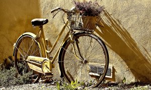 Afacere cu 30.000 de euro - doi tineri fac manual suporturi de bicicletă pentru case moderne