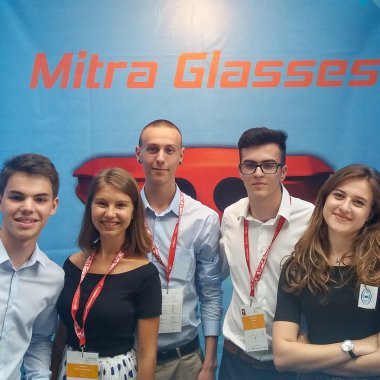 Elevii români, premiați de AT&T la competiția JA Company of the Year. Cum arată ochelarii pentru nevăzători