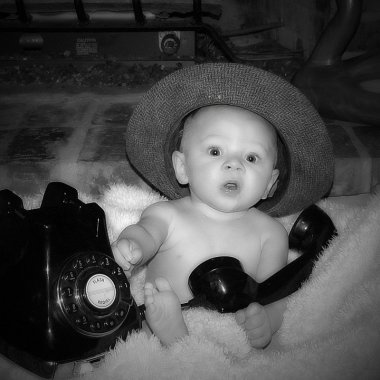 Cinci telefoane pentru copii