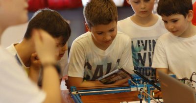 Academia inventează.ro oferă zece burse pentru elevii care doresc să învețe robotică și programare