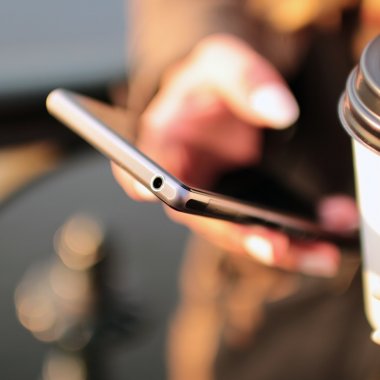 Cumpărături de pe mobil - mai mult de jumătate din oameni folosesc telefonul ca să acceseze eMAG