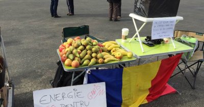 Antreprenorul care aduce 300 de kilograme de fructe pentru protestatarii din Piața Victoriei în fiecare zi