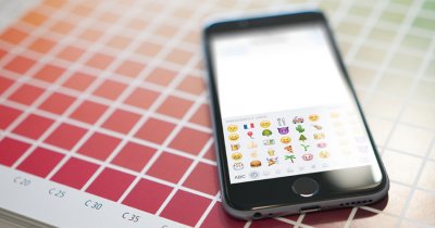 Cum ne mai cuceresc vedetele după brand emoji
