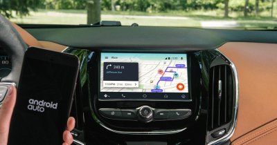 Waze ajunge oficial pe ecranele mașinilor cu Android Auto