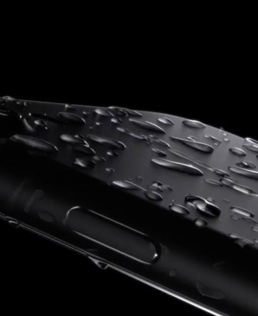 Telefoane rezistente la apă: trei modele pe care le poți lua în mare