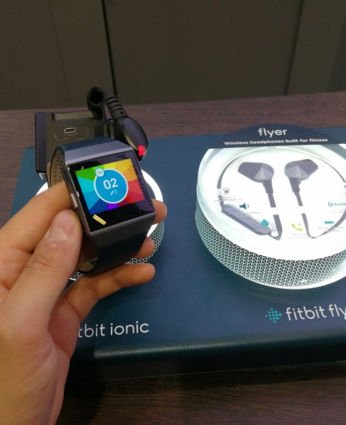 Fitbit Ionic ajunge în România prin Orange