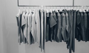 Ce haine cumpără românii online