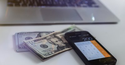 Online e mai ieftin: Cu cât plăteși mai mult cumpărând offline