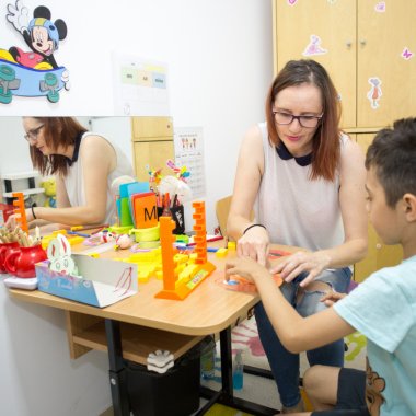 Prima aplicație românească pentru oamenii care ajută copiii cu autism
