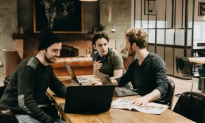 Coworking București: Commons, lounge-ul cu șemineu pentru antreprenori