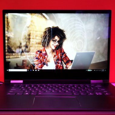 Lenovo Yoga 730 e un laptop care vine cu două "secretare" la pachet