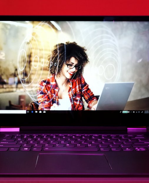 Lenovo Yoga 730 e un laptop care vine cu două "secretare" la pachet