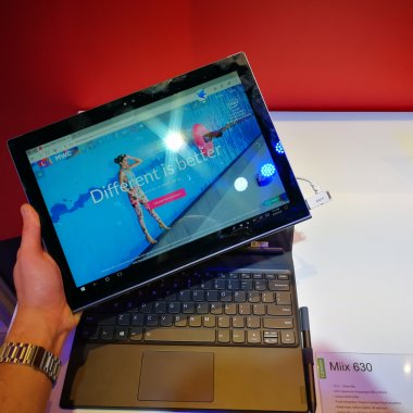 MWC 2018: Lenovo Miix 630 este un laptop cu suflet de smartphone