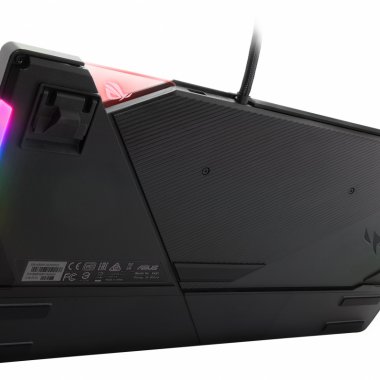 Această tastatură de gaming ASUS cu iluminare RGB îți fură privirea