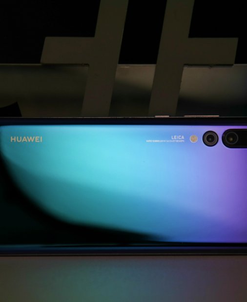 Huawei lansează un smartphone pliabil