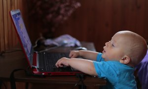 Copiii, dependenți de Internet: ce spun părinții