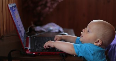 Copiii, dependenți de Internet: ce spun părinții