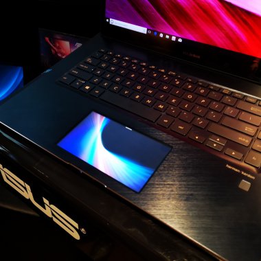 Laptopul ASUS cu touchscreen în loc de trackpad, prezentat în România