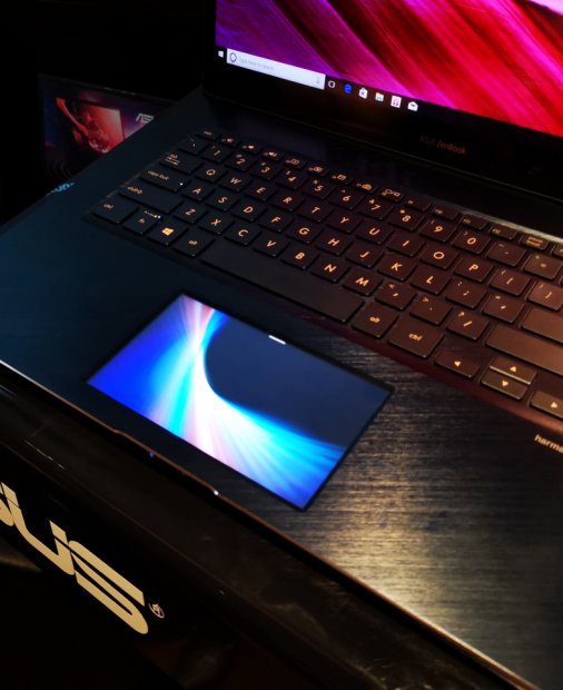 Laptopul ASUS cu touchscreen în loc de trackpad, prezentat în România