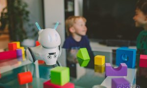 Cel mai bun startup european: robotul care învață copiii să codeze