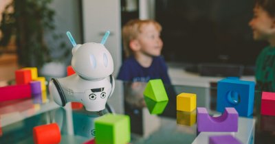 Cel mai bun startup european: robotul care învață copiii să codeze
