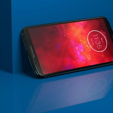 Motorola Moto Z3 Play, disponibil în România cu baterie suplimentară