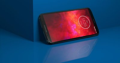 Motorola Moto Z3 Play, disponibil în România cu baterie suplimentară