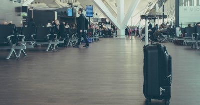 Românul care pune în mișcare bagajele și coletele din țară
