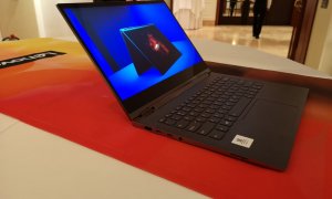 Lenovo Yoga C930 e un laptop cu sunet care te urmărește