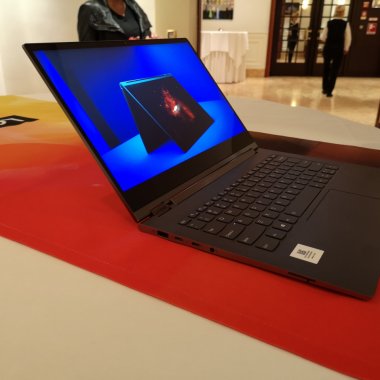 Lenovo Yoga C930 e un laptop cu sunet care te urmărește