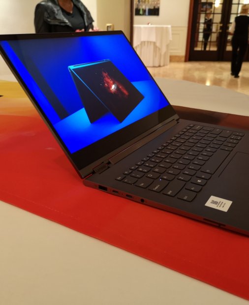 Lenovo Yoga C930 e un laptop cu sunet care te urmărește