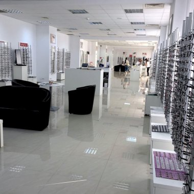 Lensa.ro: peste 100.000 de euro în cel mai mare showroom de optică