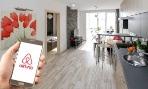 Proprietarii de case pe Airbnb ar putea primi acțiuni în companie
