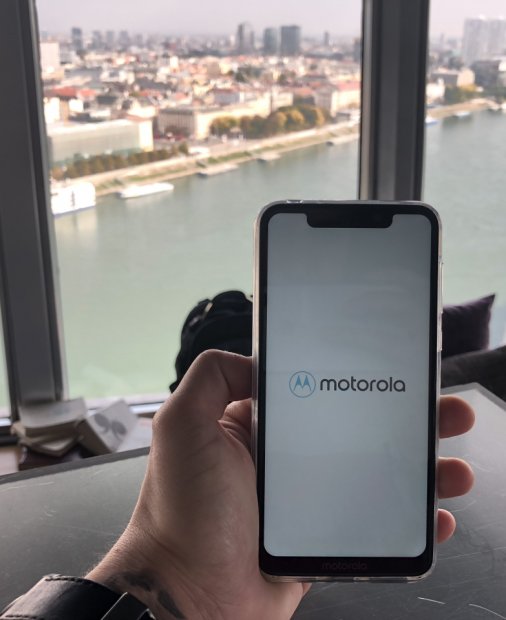 Motorola One - preț decent, cameră bună și design modern