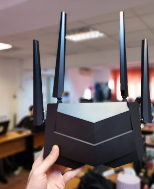 Tenda AC10U: Router ieftin și bun pentru o casă mare sau un birou mic