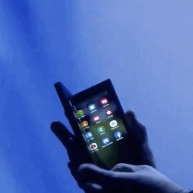 Samsung își prezintă viitorul: telefonul pliabil
