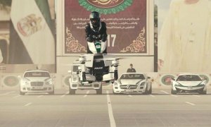 Polițiștii care iau pe sus infractorii, cu vehicule zburătoare