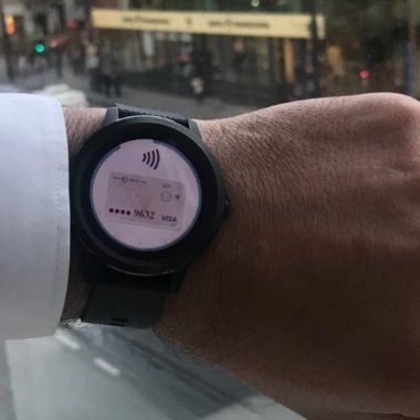Clienții BT pot plăti cumpărăturile cu ceasul inteligent