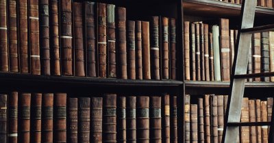 Cărțile din biblioteca antreprenorilor români – unde găsesc inspirație