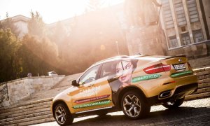 Un alt fel de promovare: BMW-uri aurii prin București