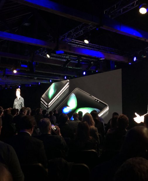 Samsung are probleme cu telefonul pliabil înainte de lansarea oficială