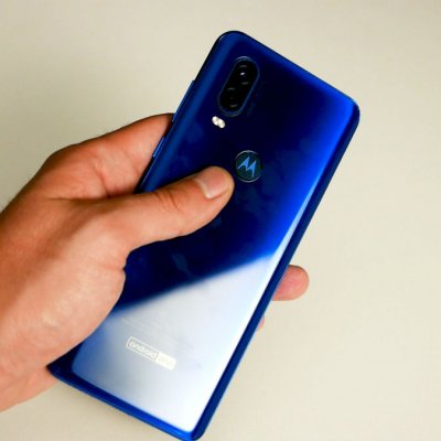 Review Motorola One Vision: un smartphone pentru tineri cu buget redus