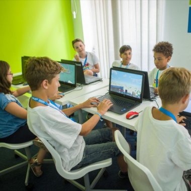 Tabără de vară unde copiii învață programare. Logiscool face înscrieri