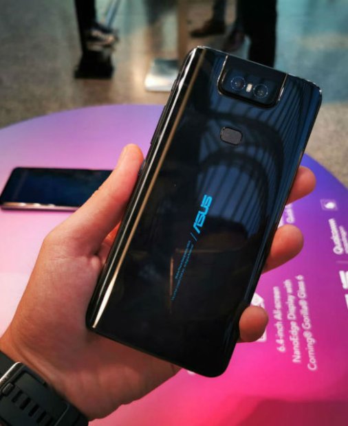 ASUS ZenFone 6: ciudat în cel mai bun sens al cuvântului [HANDS ON]